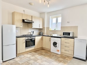 Private kitchen - K Suites - Stunning 2 bed House w/ FREE parking (Bridgwater)