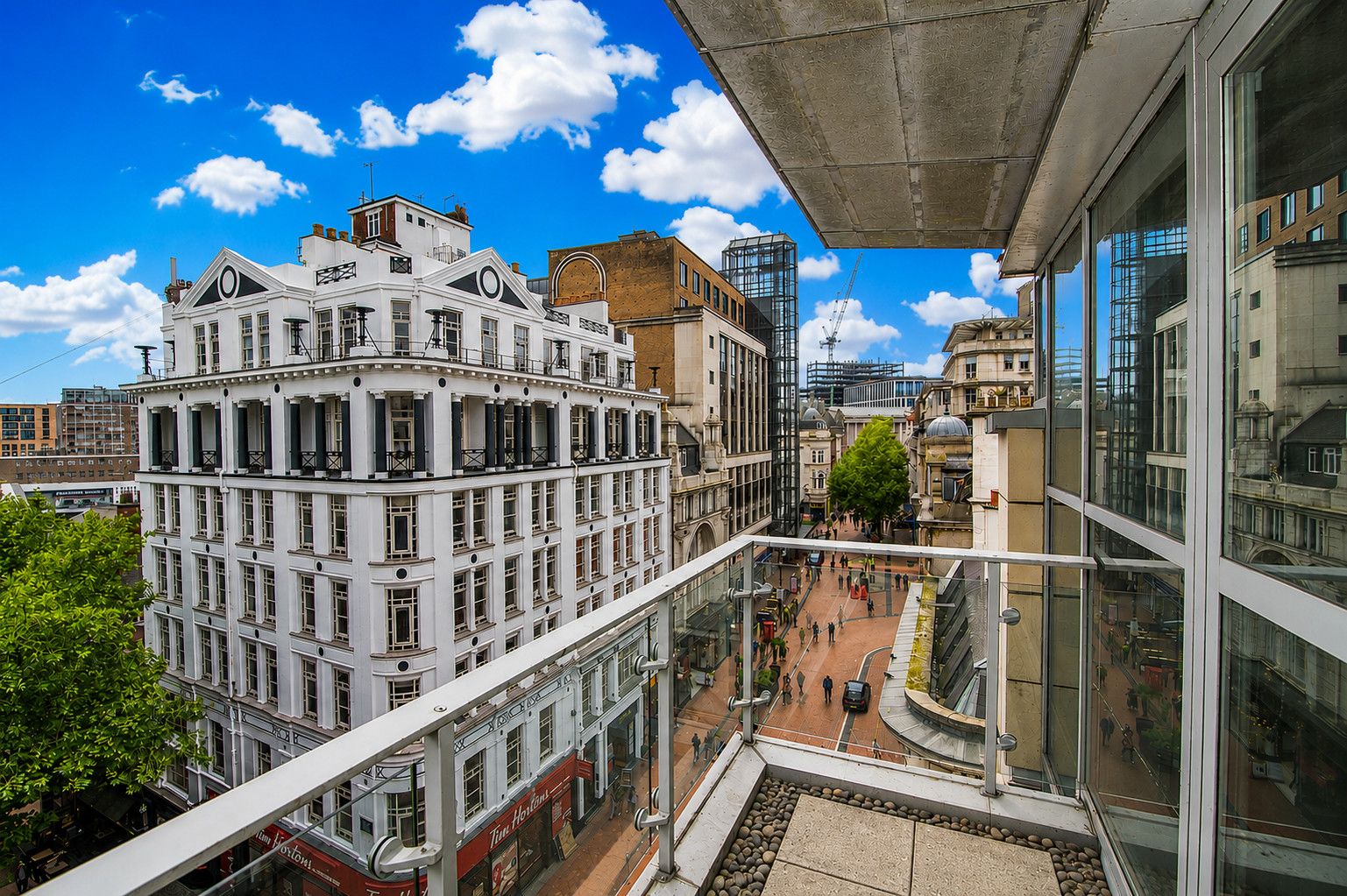 Un immeuble à plusieurs étages, de style architectural classique, doté de grandes fenêtres et d’une cour intérieure.