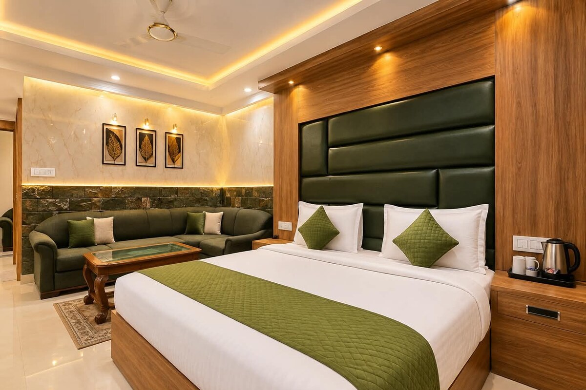 Una habitación de hotel moderna con una cama grande, un sofá y una mesita de centro.