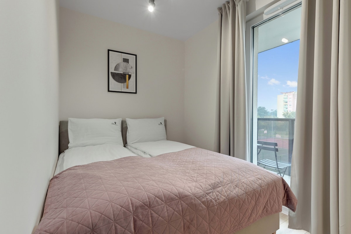Premium bedding, desk, iron/ironing board, free WiFi