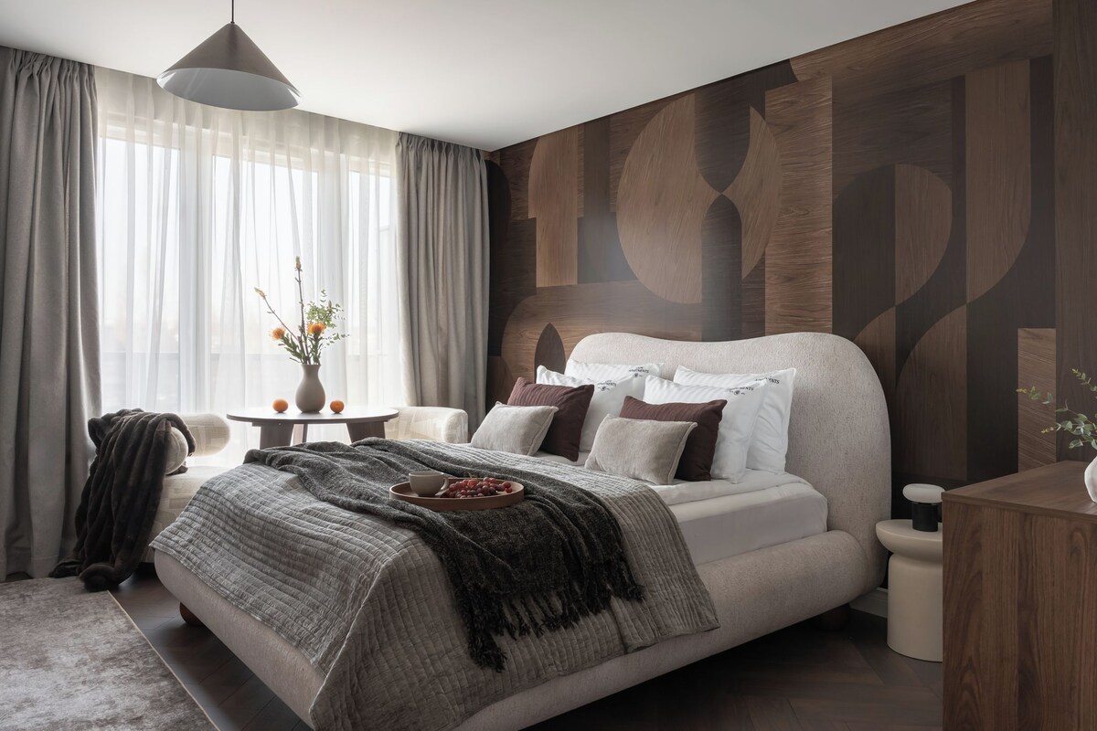 Deluxe Studio Suite, Bathtub | Living area | 40-inch flat-screen TV with cable channels, Netflix, Hulu