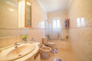 Haartrockner, Bidet, Handtücher, Seife