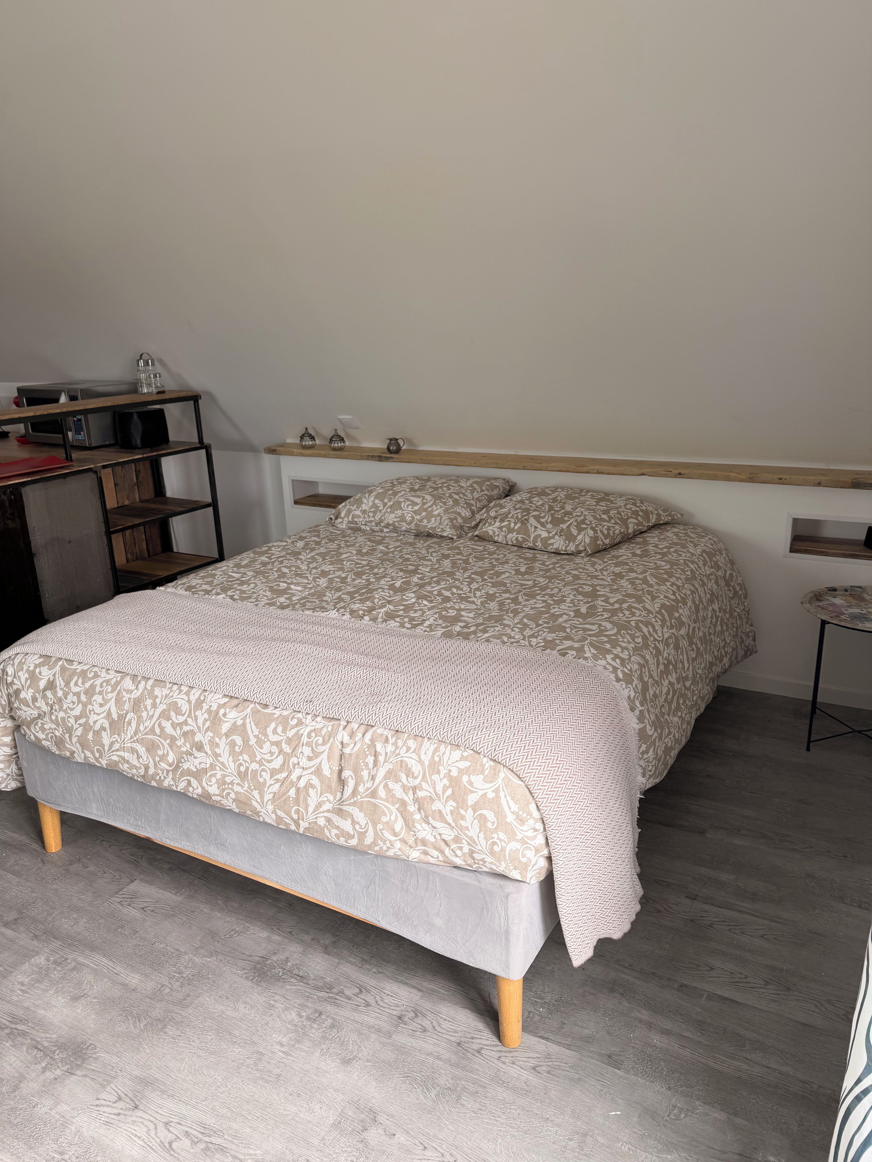 Ein Schlafzimmer mit einem Bett, einem Schreibtisch und einem kleinen Tisch.