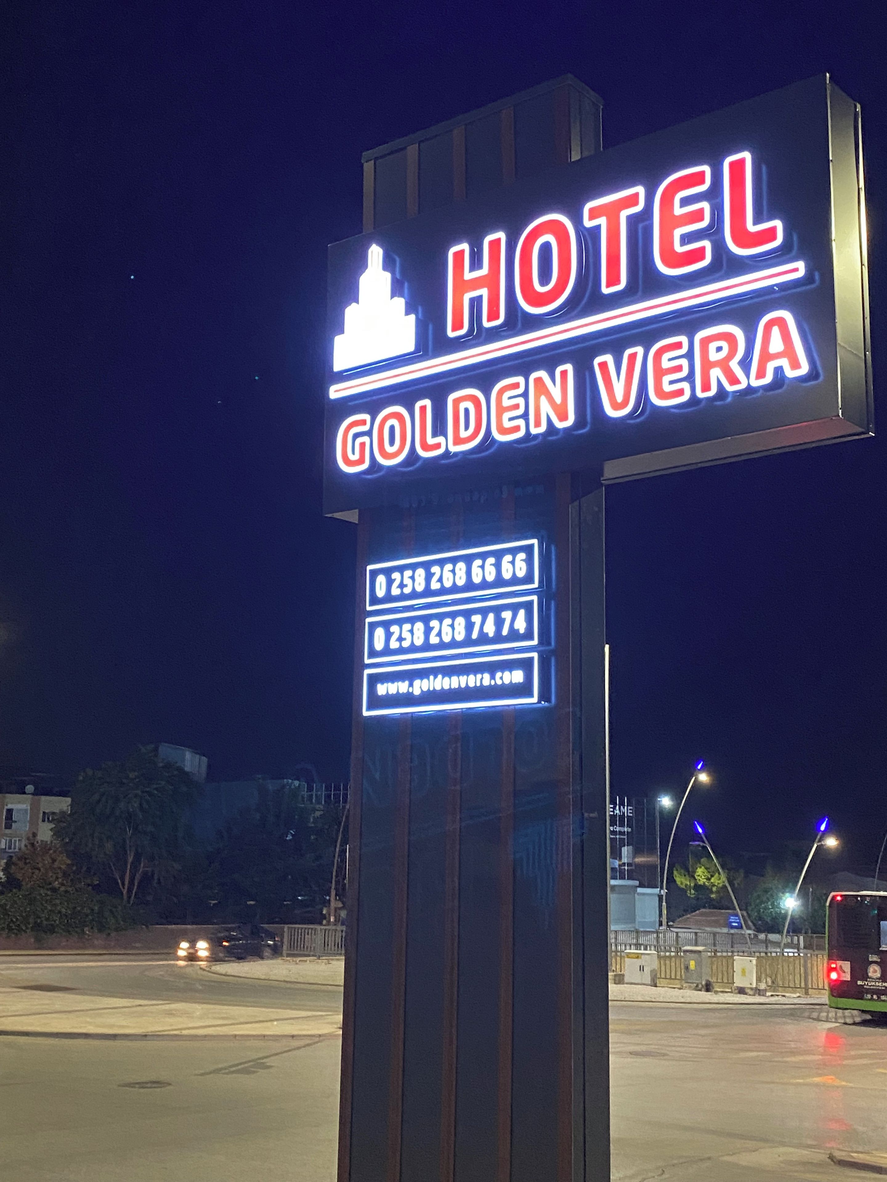 Hotellin kyltti, jossa lukee ”HOTEL GOLDEN VERA” ja on ilmoitettu yhteystiedot.
