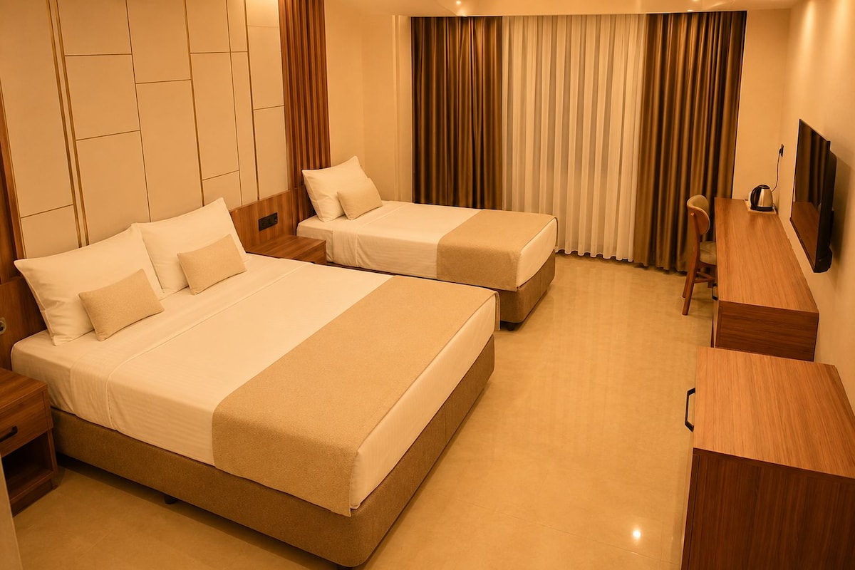 Quarto triplo standard, vista para a cidade | Escrivaninha, Wi-Fi de cortesia