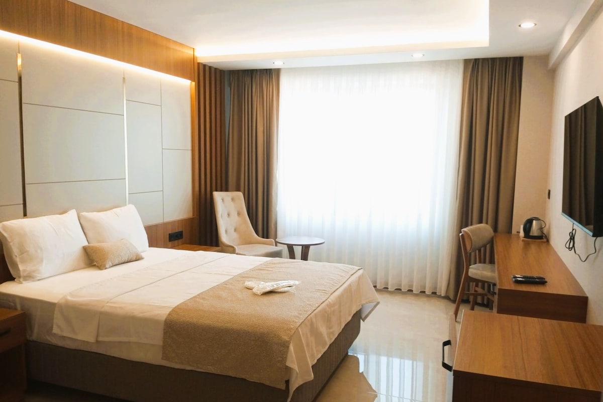 Quarto casal standard, vista para a cidade | Escrivaninha, Wi-Fi de cortesia