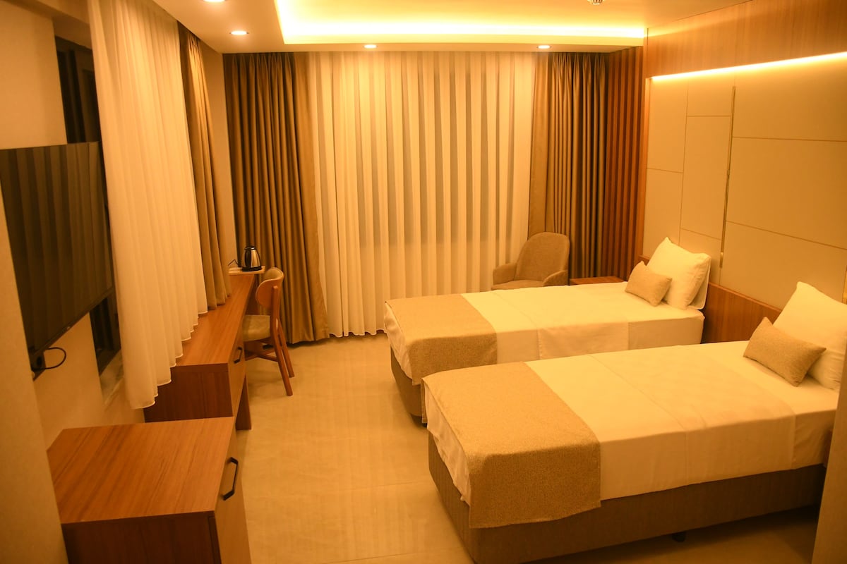 Quarto duplo standard, vista para a cidade | Escrivaninha, Wi-Fi de cortesia