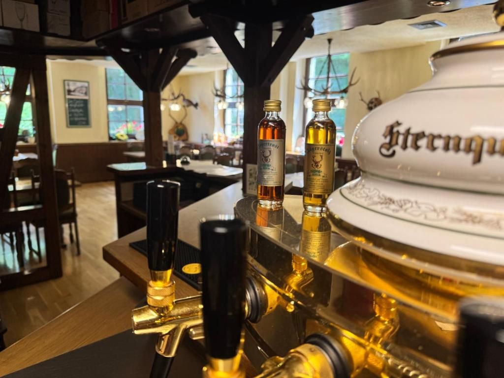 Un espace bar équipé d’une tireuse et de bouteilles, dont une bouteille portant l’étiquette « St. Germain ».
