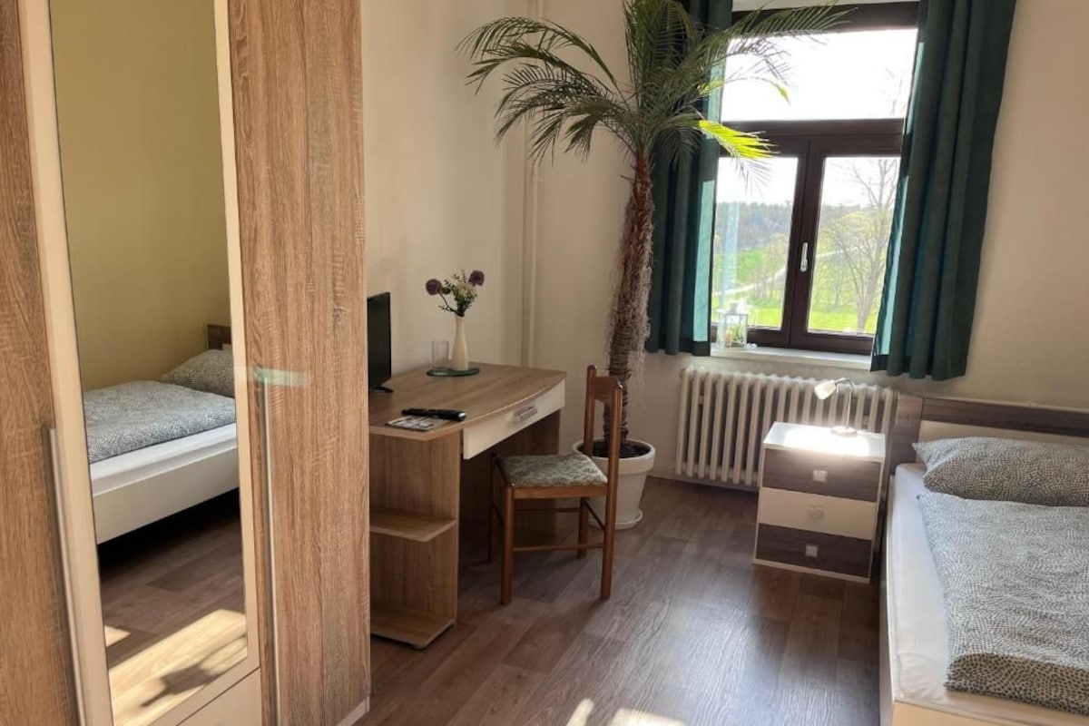 Quarto solteiro básico, vista para o jardim | Ferros/tábuas de passar roupa, Wi-Fi de cortesia