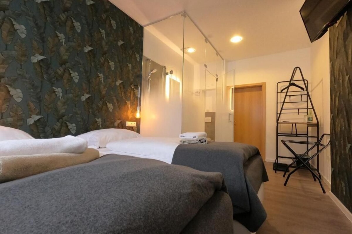 Quarto casal luxo, vista para a cidade | Ferros/tábuas de passar roupa, Wi-Fi de cortesia
