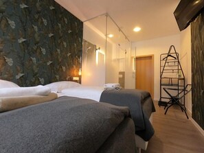 Quarto casal luxo, vista para a cidade | Ferros/tábuas de passar roupa, Wi-Fi de cortesia