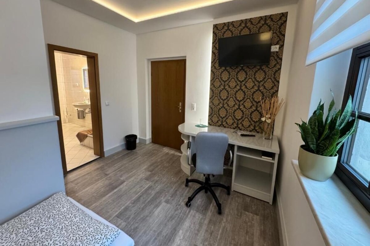 Quarto solteiro luxo, vista para a cidade | Ferros/tábuas de passar roupa, Wi-Fi de cortesia