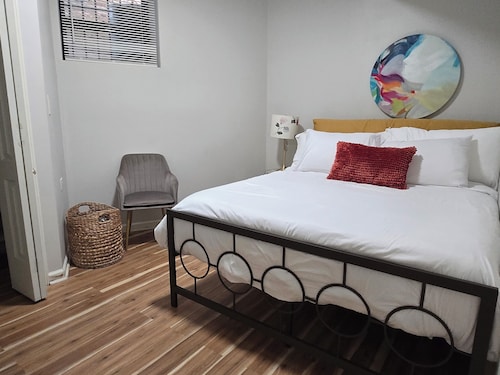 Sunny Two Bedroom in Uptown 
