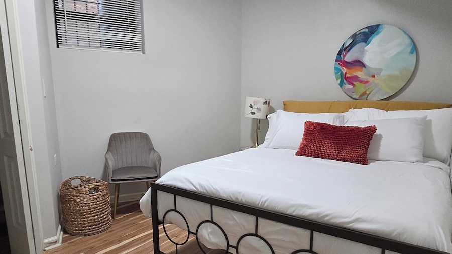 Sunny Two Bedroom in Uptown