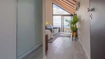 Interior moderno com porta de vidro que dá para uma varanda com vista.