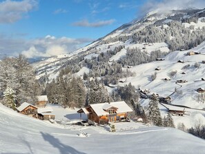 A snow-covered mountain landscape with wooden cabins and a ski slope. - Anno Domini Appartement/Fewo, Dusche und Bad, WC, 2 Schlafräume 2-Zimmer Studio by Interhome (Adelboden)