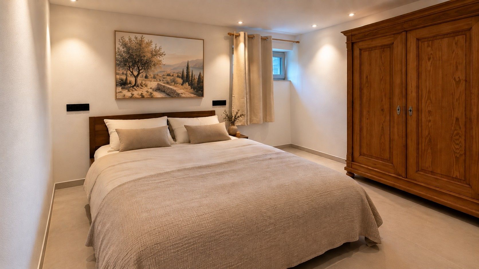 Ein Schlafzimmer mit einem großen Bett, einem Holzschrank und einem Gemälde an der Wand.