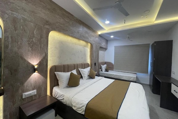 Deluxe Triple Room, City View | Desk, WiFi (free)