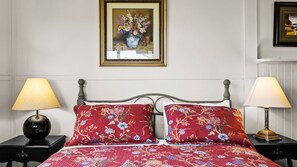 A bed with a floral bedspread, two matching pillows, and two bedside lamps. - Byfrons Phillip Island Road (Cowes)