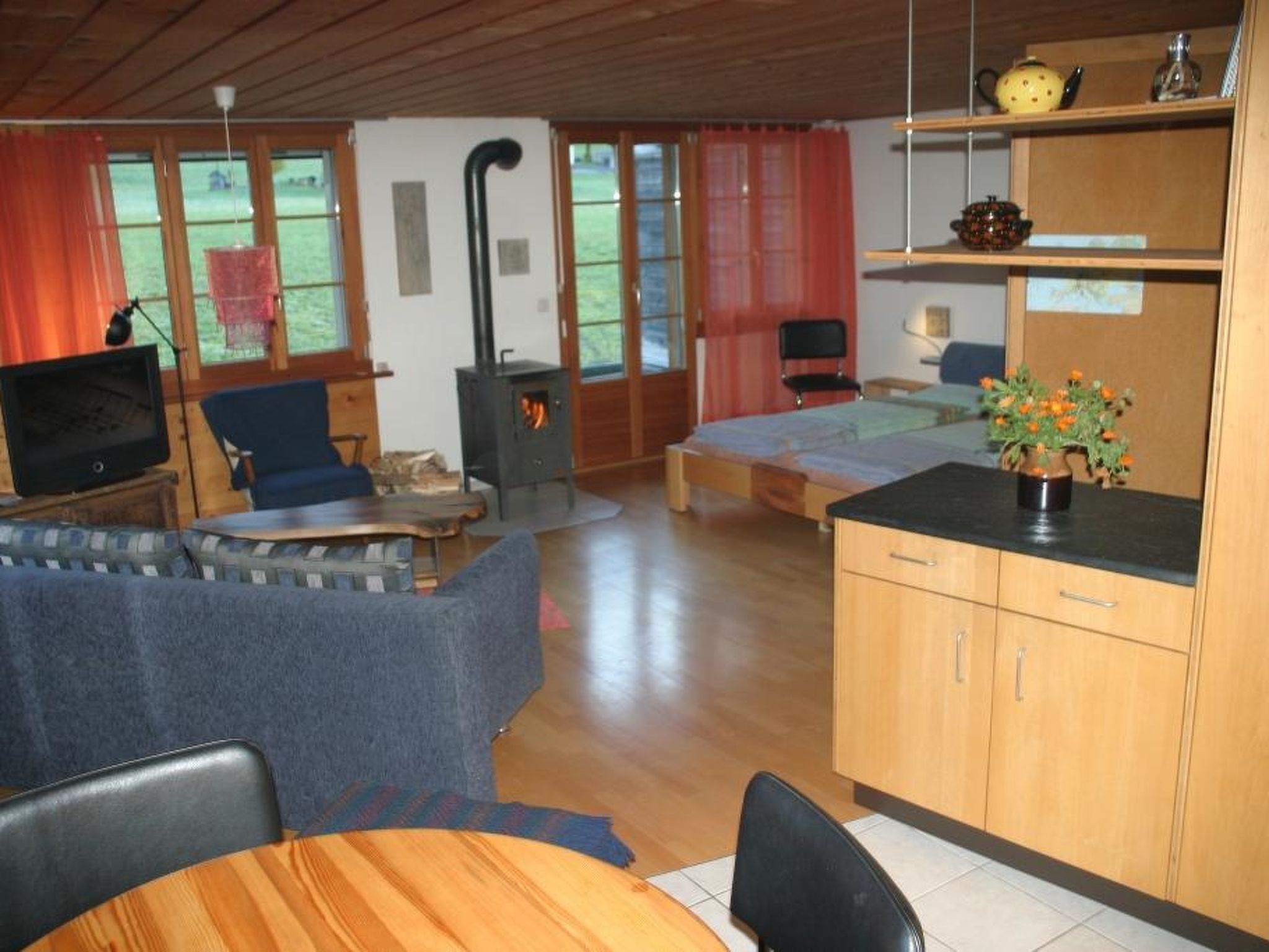 Ein gemütliches Wohnzimmer mit einer Couch, einem Fernseher und einem Kamin.