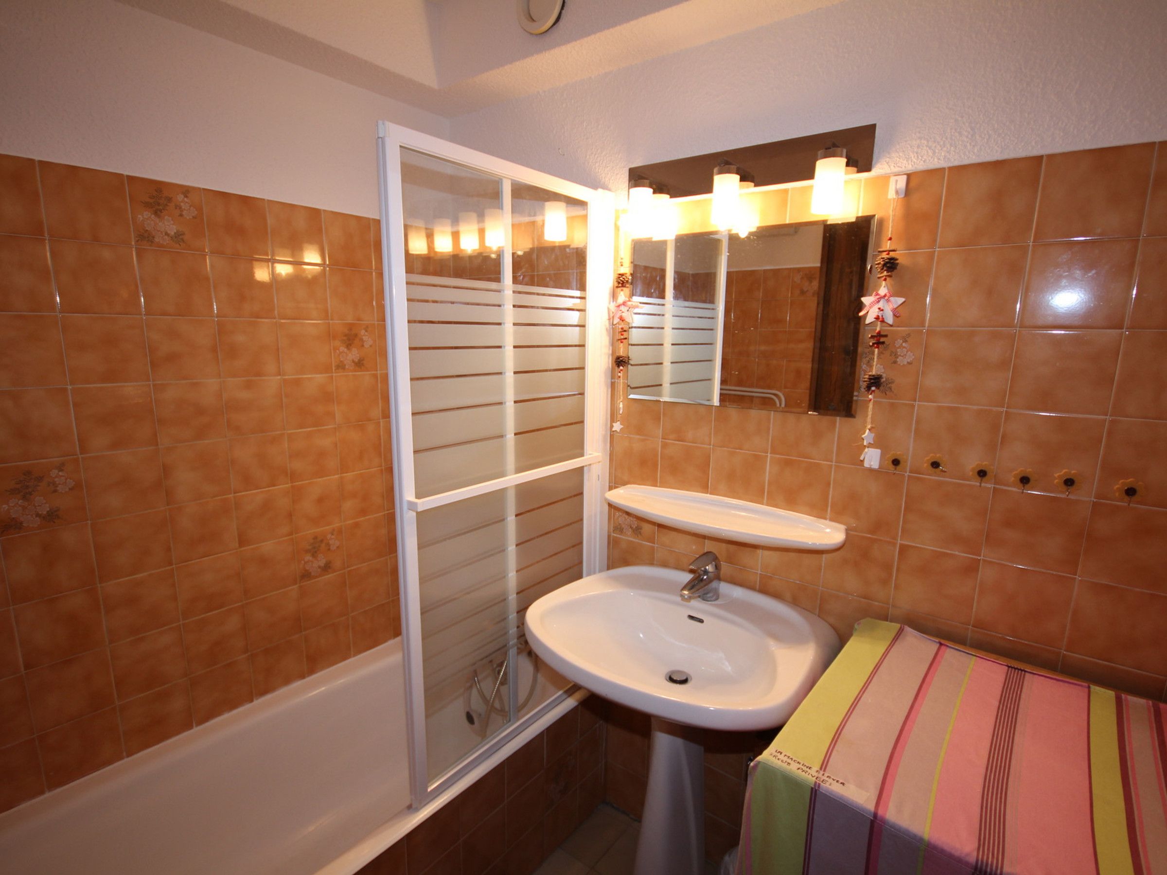 Ein Badezimmer mit einer Badewanne, einem Waschbecken und einer Dusche.
