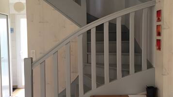 Eine Treppe mit Holzverkleidung und einem weißen Geländer.