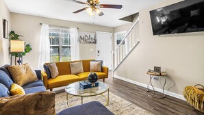 Living area -     Convenient Atlanta Getaway — Space, Comfort & Easy Access (Atlanta)