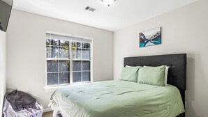 Room -     Convenient Atlanta Getaway — Space, Comfort & Easy Access (Atlanta)