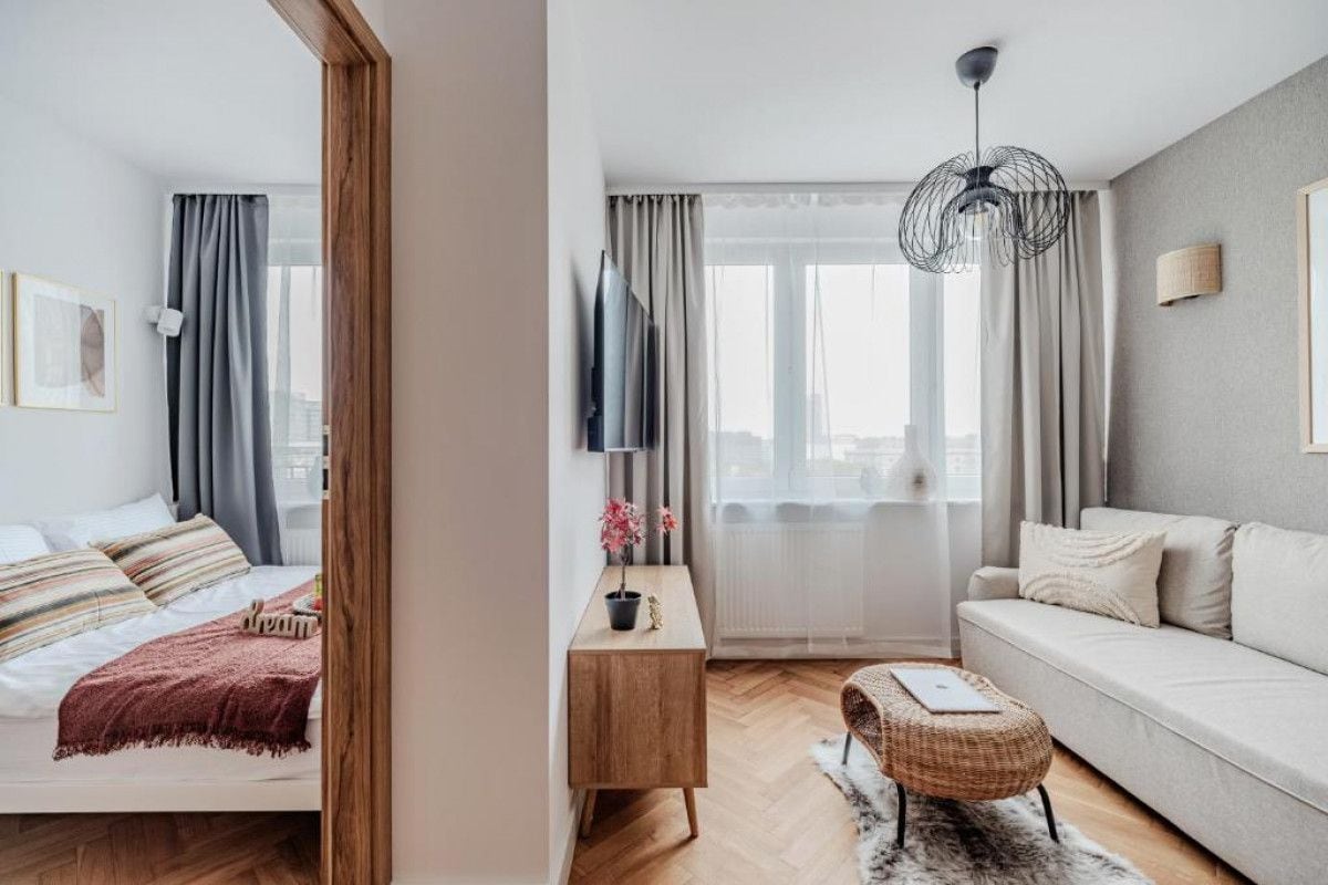 Departamento, vista a la ciudad | Espacio para trabajar con laptop y tabla de planchar con plancha 