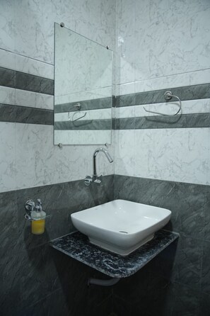 Shower, towels, soap, shampoo - Hotel Harmony Inn Ahmedabad (Ahmedabad)