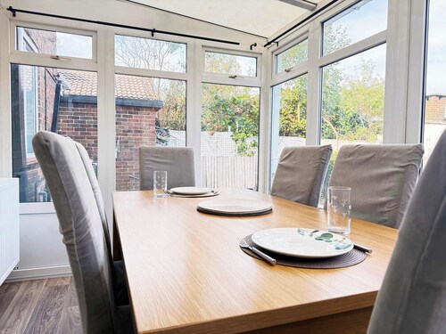 Spacious 3 Bed Near Gatwick, Ideal for groups