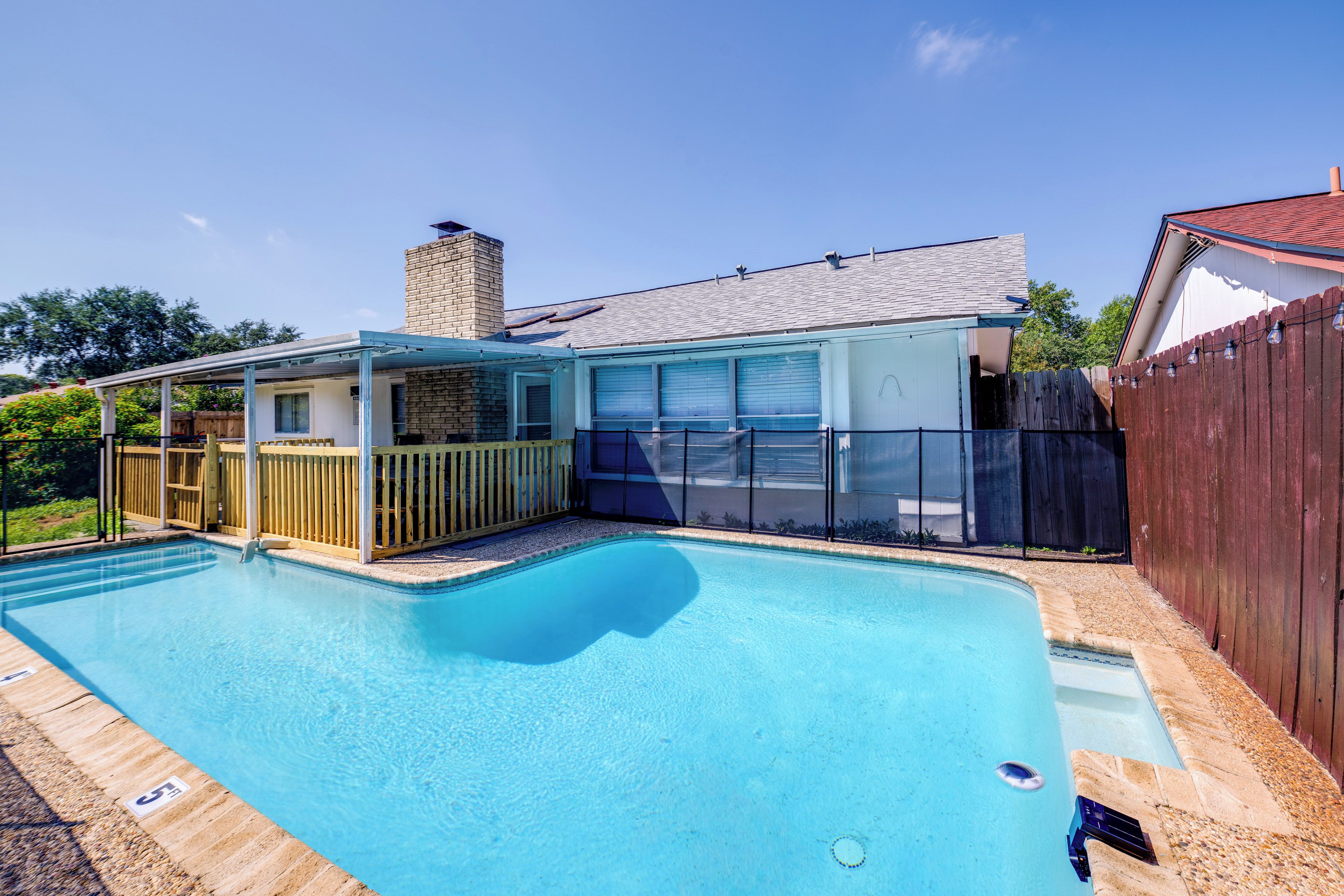 House (4 Bedrooms) | Front of property
