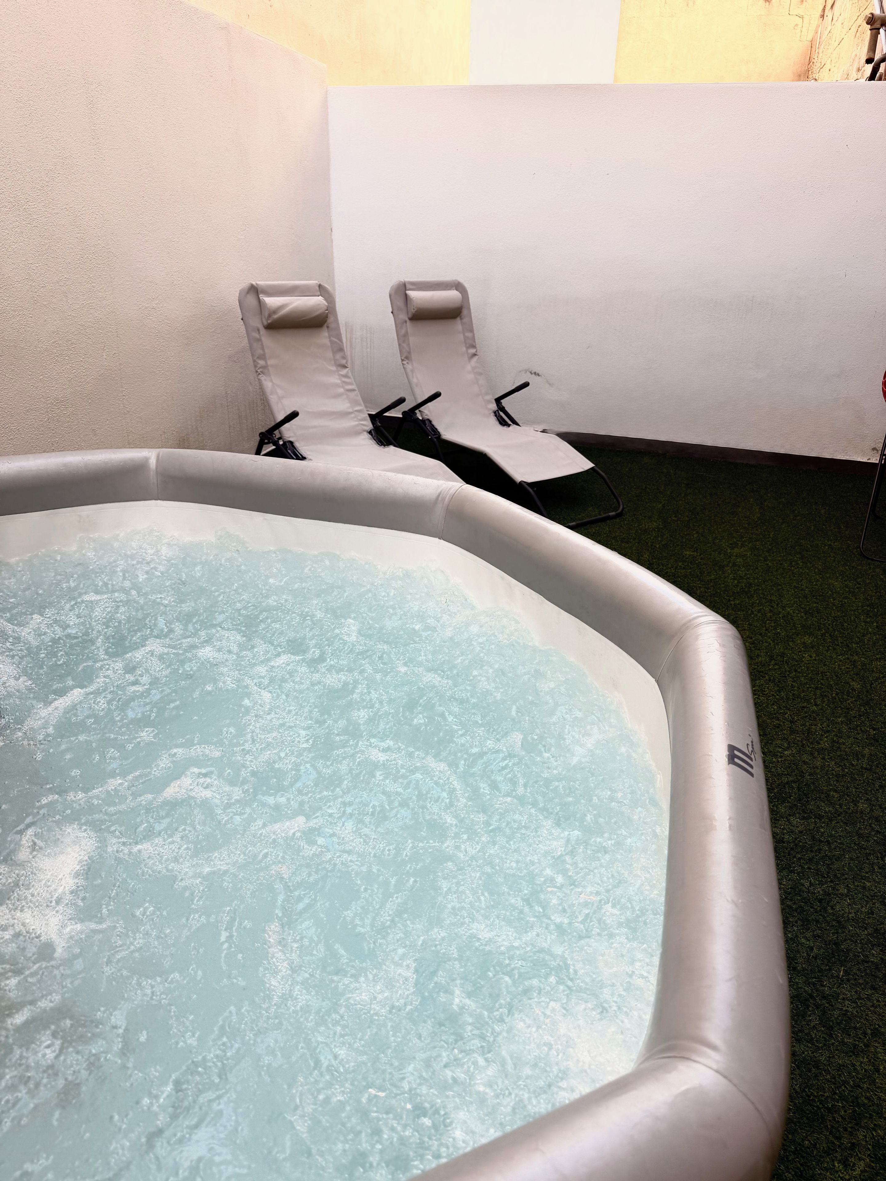 Apartment, Balkon, Stadtblick | Außen-Whirlpool