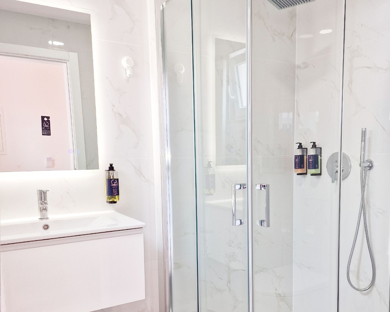 Comfort Double Room, City View | Bathroom | Shower, free toiletries, hair dryer, towels