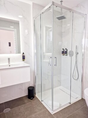 Quarto casal conforto, vista para a cidade | Banheiro | Chuveiro, secador de cabelo