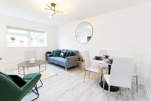Living area - K Suites - Lovely 2 bedroom w/ Parking on Site (Peterborough)