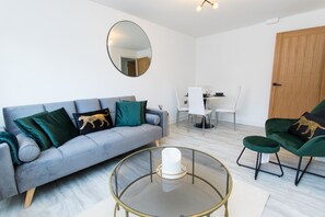 Living area - K Suites - Lovely 2 bedroom w/ Parking on Site (Peterborough)