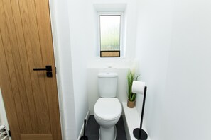 Bathroom - K Suites - Lovely 2 bedroom w/ Parking on Premises (Peterborough)