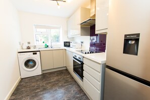 Private kitchen - K Suites - Lovely 2 bedroom w/ Parking on Premises (Peterborough)