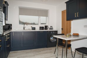 Private kitchen - K Suites - Modern 2 bedroom Apartment for 6 pax w/ free parking (Peterborough)
