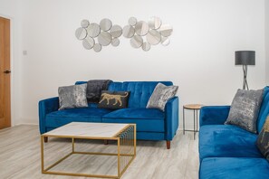 Living area - K Suites - Modern 2 bedroom Apartment for 6 pax w/ free parking (Peterborough)