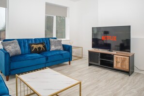 Living area - K Suites - Modern 2 bedroom Apartment for 6 pax w/ free parking (Peterborough)