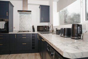 Private kitchen - K Suites - Modern 2 bedroom Apartment for 6 pax w/ free parking (Peterborough)