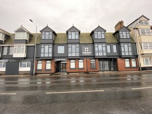 Exterior - K Suites - Modern Seaview 2bed Flat w/free parking (Lowestoft)