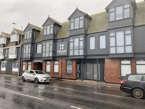 Exterior - K Suites - Modern Seaview 2bed Flat w/free parking (Lowestoft)