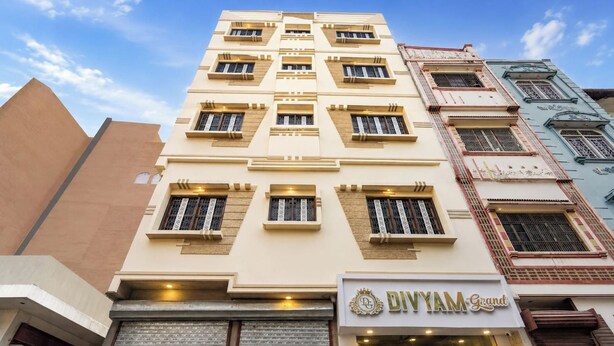 Un edificio de varios pisos con una tienda en la planta baja llamada 'DIVYAM Grind'.