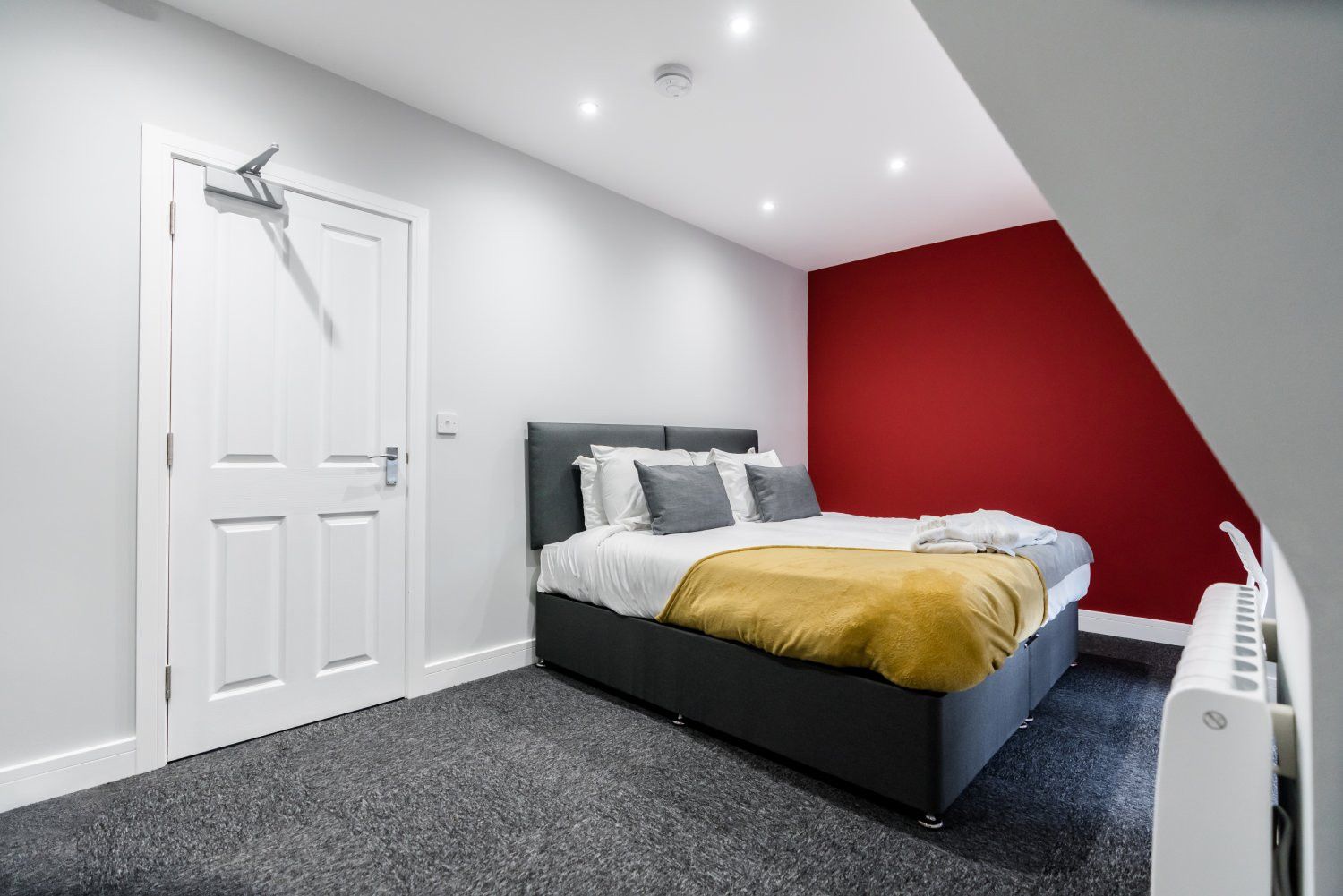 Iron/ironing board, bed sheets