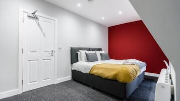 Iron/ironing board, bed sheets