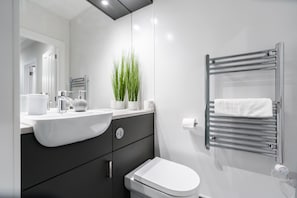 Douche, sèche-cheveux, serviettes fournies