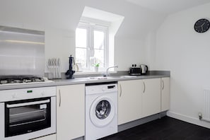 Private kitchen - K Suites - Cozy 2 bed Apt w/free parking (Bridgwater)